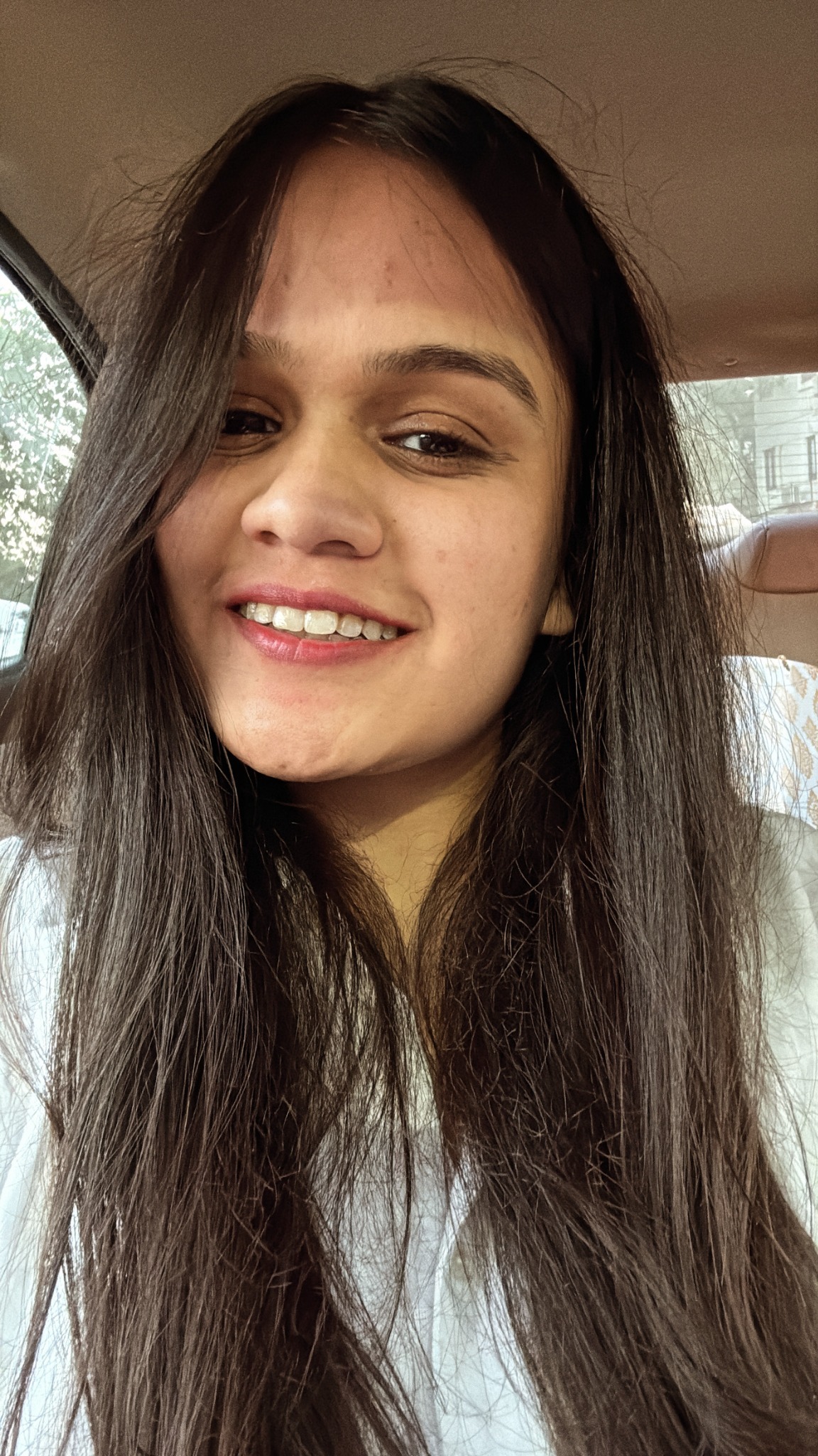 Vinanti smiling in a car
