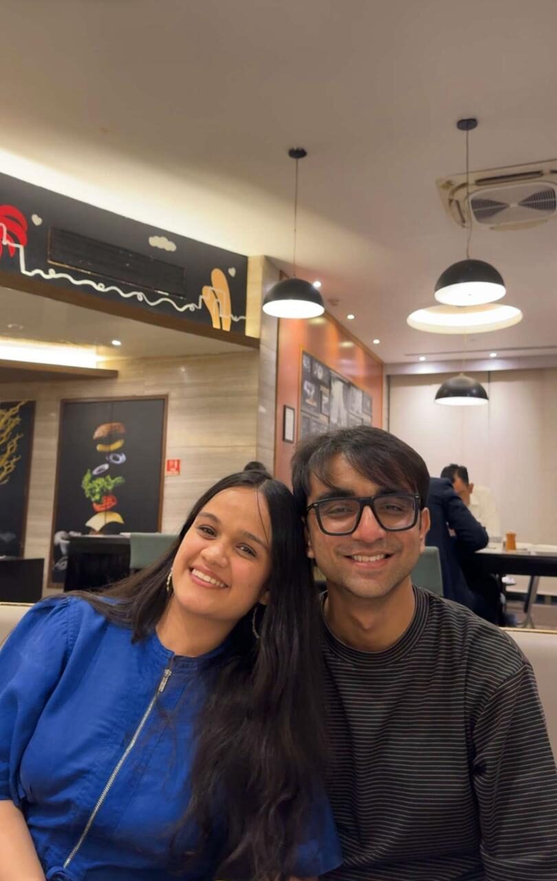 Bilv and Vinanti at a café